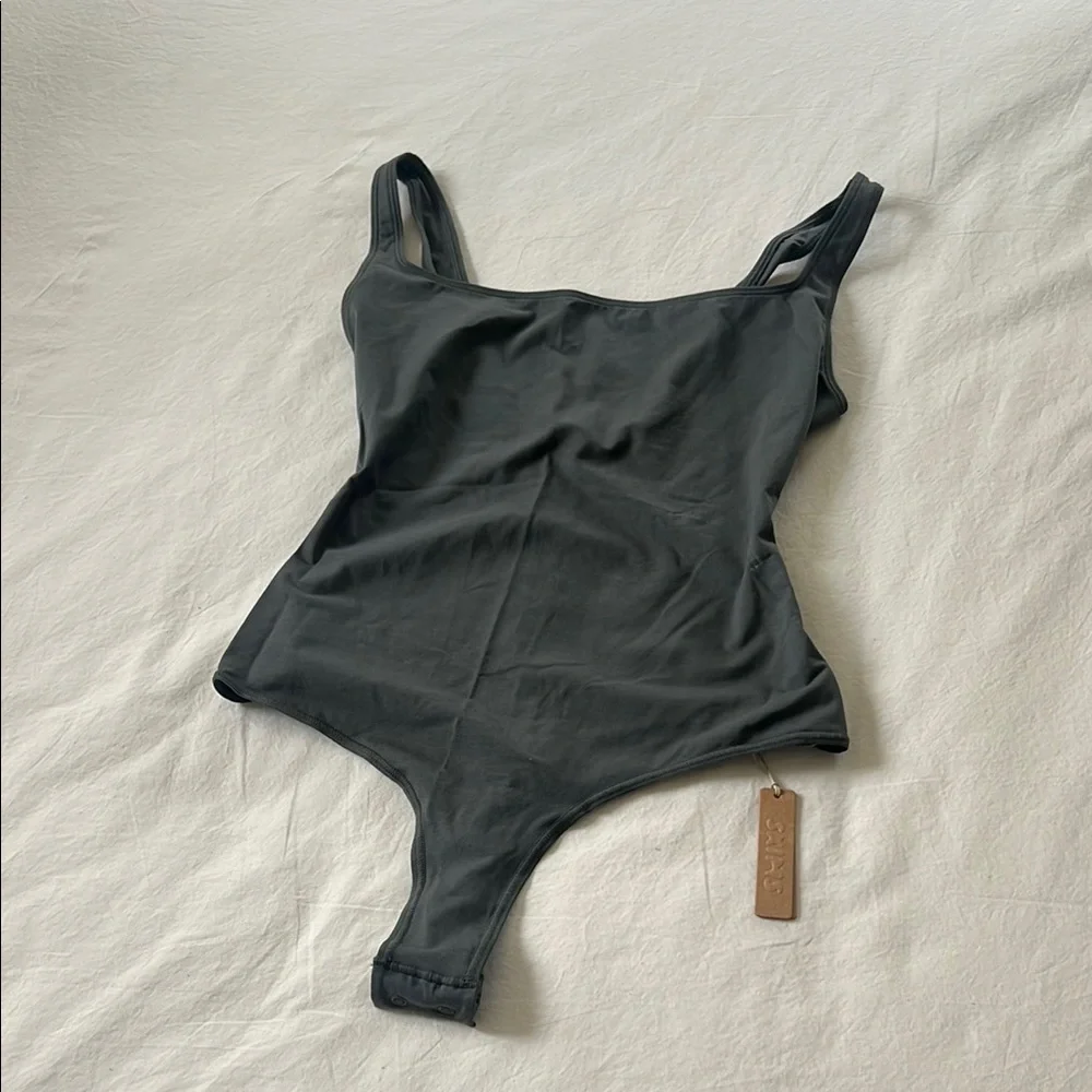 SKIMS - FITS EVERYBODY SQUARE NECK BODYSUIT - Picture 2 of 4